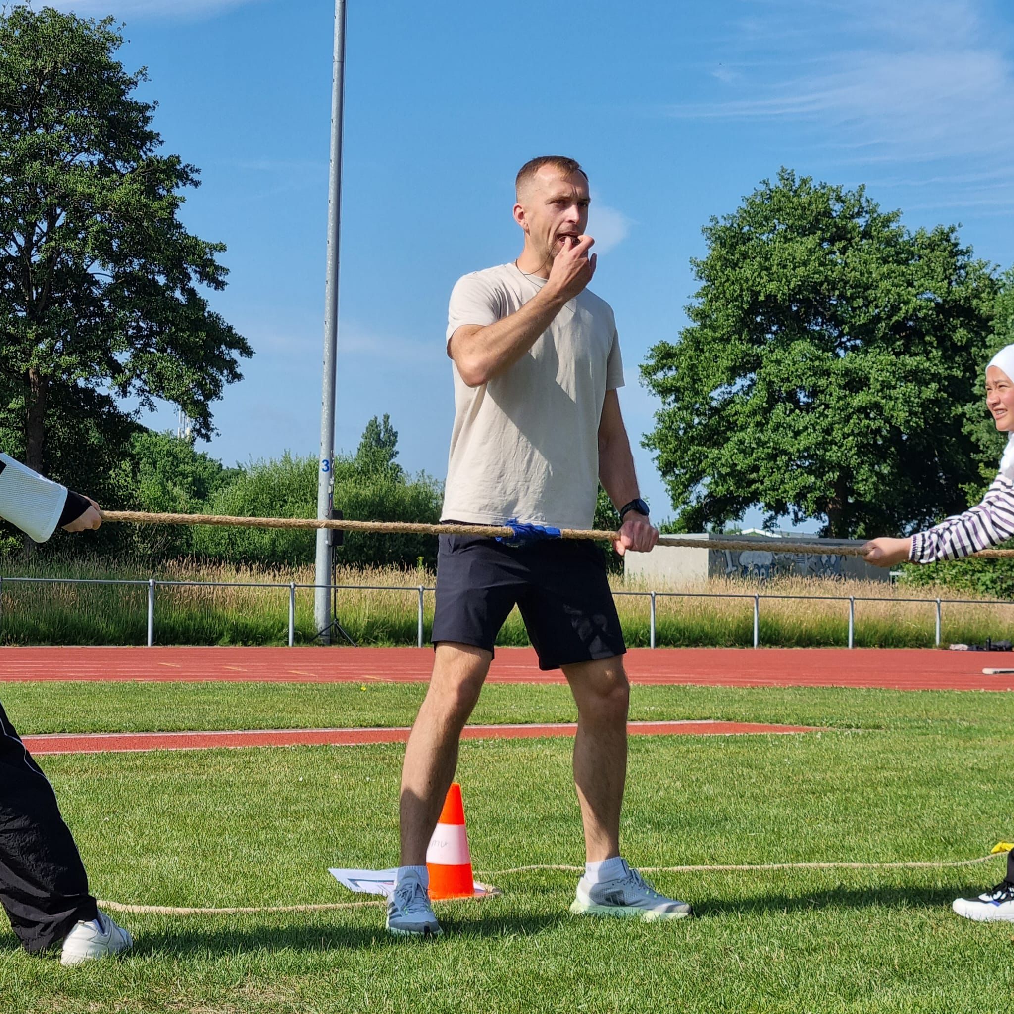 Stanislav coacht leerlingen op het sportveld
