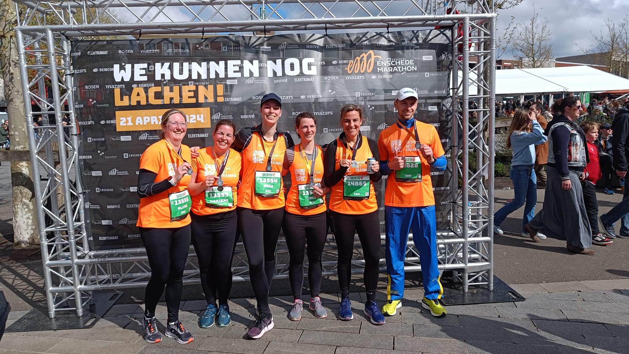 Team bij de Enschede Marathon finish